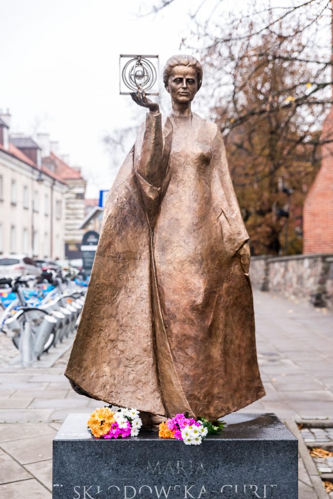Statue von Marie Sklodowska Curie