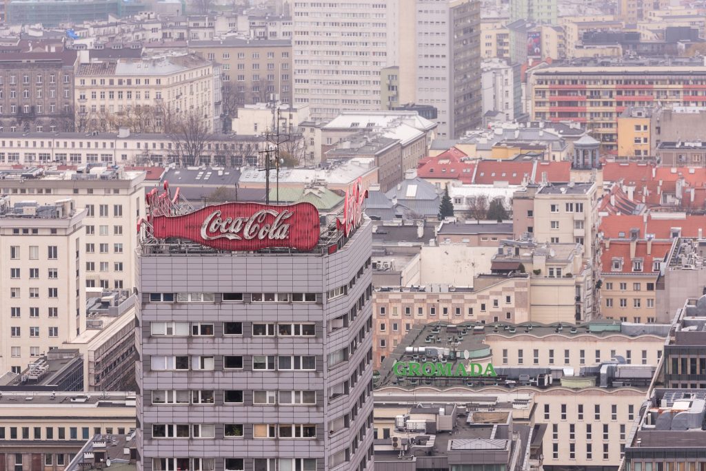 warschau von oben, Coca Cola Reklame am Dach eines Hochhauses