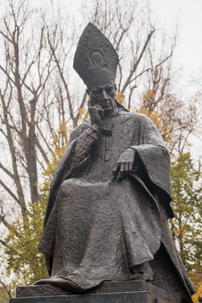 Statue von Kardinal Stefan Wyszynski vor der Kirche der Nonnen der Heimsuchung in Warschau