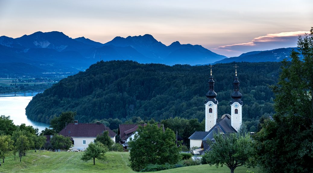 Landschaftsbild Maria Rain vor Bergkulisse